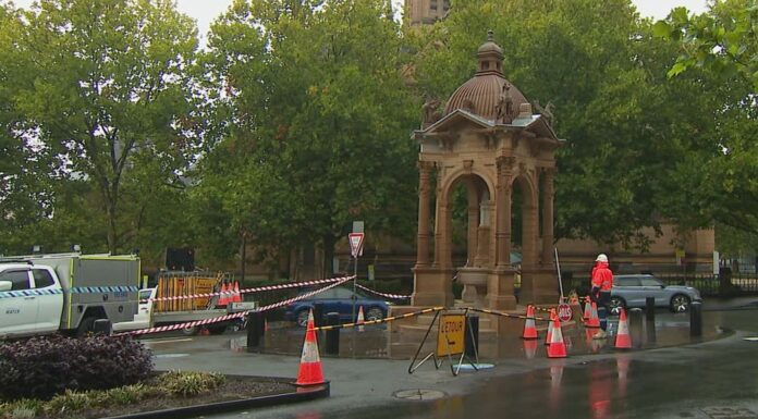 시드니 CBD 싱크홀로 학교·상점 피해 The nearby St Mary's Cathedral College was closed for the day. (Nine)