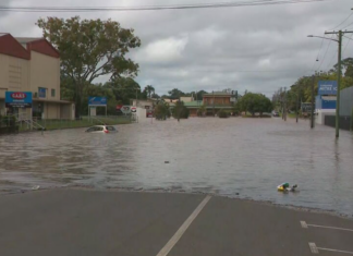 퀸즐랜드 번다버그, 대규모 홍수 경보 발령…수백 채 주택 및 상업 시설 침수 예상, 즉시 대피령 A car is seen submerged in floodwaters in Bundaberg. (Nine)