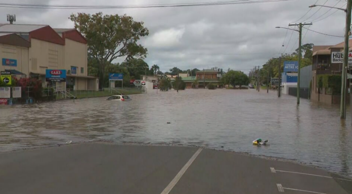 퀸즐랜드 번다버그, 대규모 홍수 경보 발령…수백 채 주택 및 상업 시설 침수 예상, 즉시 대피령 A car is seen submerged in floodwaters in Bundaberg. (Nine)