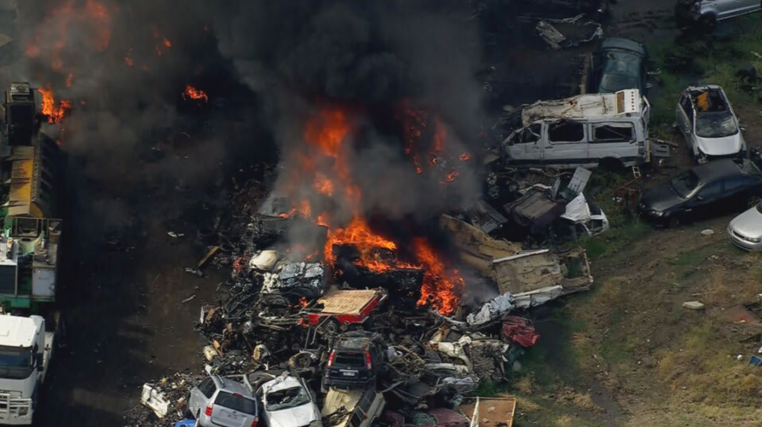An emergency warning has been issued for parts of Geelong after a number of explosions occurred at a scrap car yard. (Nine)