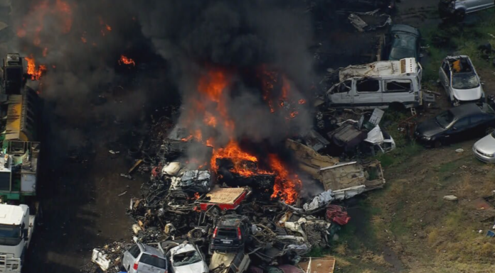 빅토리아 질롱에서 발생한 폭발로 긴급 대피 경보 발령 An emergency warning has been issued for parts of Geelong after a number of explosions occurred at a scrap car yard. (Nine)
