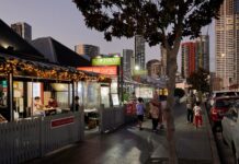 시드니 주민 10명 중 1 명은 해외에서 출생 The Harris Park restaurant strip at dusk.Jennifer Soo_smh.com.au