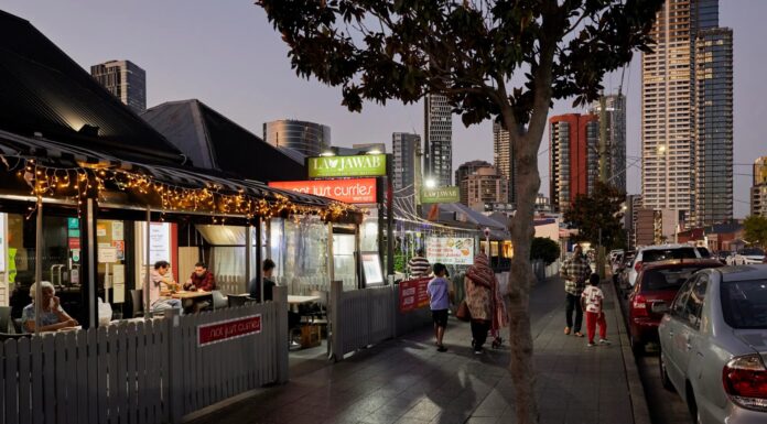 시드니 주민 10명 중 1 명은 해외에서 출생 The Harris Park restaurant strip at dusk.Jennifer Soo_smh.com.au