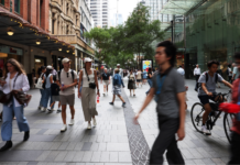 호주 경제, 예상 뛰어넘는 성장세 기록… 2025년 4분기 GDP 0.8% 성장 The economy has performed better than expected across multiple sectors. (Louise Kennerley)_9news