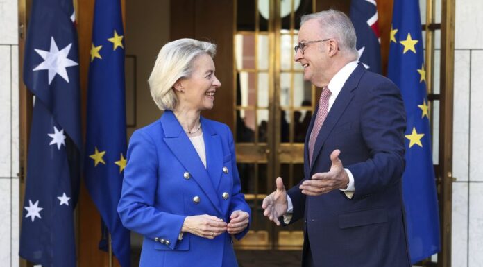 호주, 유럽연합(EU)과의 100억 달러 규모 FTA 체결…관세 99% 철폐 Ursula von der Leyen and Anthony Albanese have signed an EU-Australia free trade deal. (Alex Ellinghausen)_9news