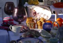 NSW 여성, ‘소규모’ 물물교환 행사 개최로 6000달러 벌금 폭탄 Young children and older couples attended the tiny even to earn some extra cash. (Supplied)_9NEWS