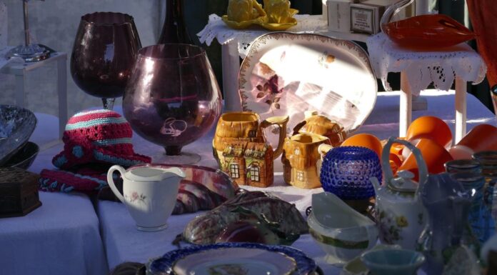 NSW 여성, ‘소규모’ 물물교환 행사 개최로 6000달러 벌금 폭탄 Young children and older couples attended the tiny even to earn some extra cash. (Supplied)_9NEWS