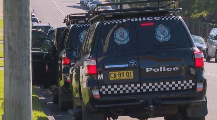 시드니 서부 3곳 주택서 총격 사건 발생 Shots have been fired at three homes in Sydney's south-west. (9News)