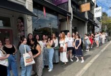 NSW 불황속 로맨스 서점은 천국, 두 번째 매장 확장 나선 ‘북스 에버 애프터’ Shoppers line up down the block to visit Australia's niche romance book stores. (Instagram@romancing.the.novel)