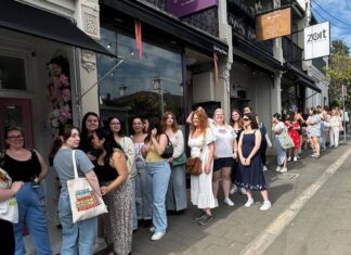 NSW 불황속 로맨스 서점은 천국, 두 번째 매장 확장 나선 ‘북스 에버 애프터’ Shoppers line up down the block to visit Australia's niche romance book stores. (Instagram@romancing.the.novel)