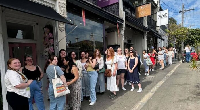 NSW 불황속 로맨스 서점은 천국, 두 번째 매장 확장 나선 ‘북스 에버 애프터’ Shoppers line up down the block to visit Australia's niche romance book stores. (Instagram@romancing.the.novel)