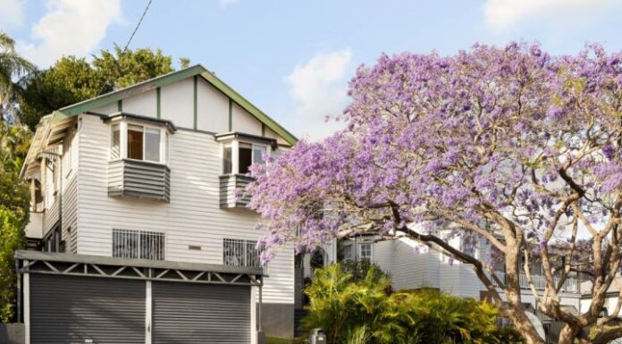 클래식 브리즈번 주택 , 3년 만에 약 30만 달러 시세차익 The property was hotly contended and purchased by a young family at auction._domain.com.au