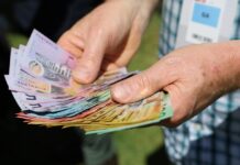 호주인들 다양한 거래에서 지폐와 동전 사용 증가 About half of Australians still use cash every week, according to a survey from the Reserve Bank of Australia. Credit Con ChronisAAP, 7news