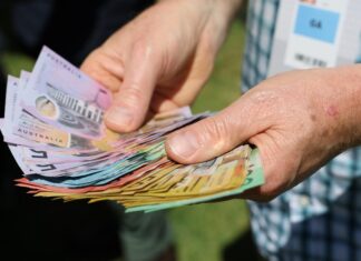 호주인들 다양한 거래에서 지폐와 동전 사용 증가 About half of Australians still use cash every week, according to a survey from the Reserve Bank of Australia. Credit Con ChronisAAP, 7news