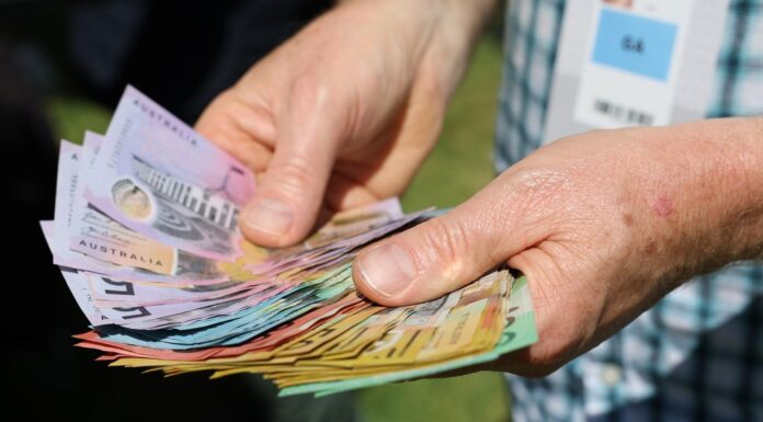 호주인들 다양한 거래에서 지폐와 동전 사용 증가 About half of Australians still use cash every week, according to a survey from the Reserve Bank of Australia. Credit Con ChronisAAP, 7news