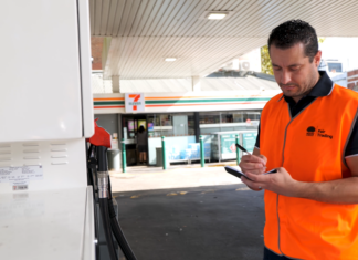NSW 주유소 가격 폭리 단속 93곳 벌금 NSW Fair Trading officers inspect service stations across the state. (NSW government)_9news