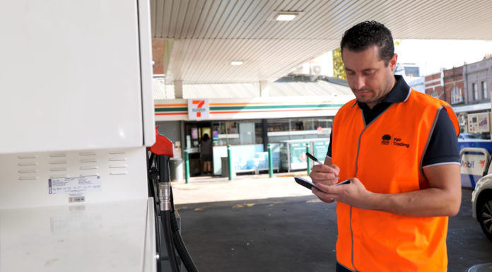 NSW 주유소 가격 폭리 단속 93곳 벌금 NSW Fair Trading officers inspect service stations across the state. (NSW government)_9news