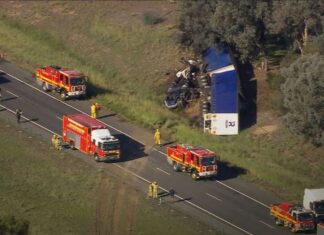 빅토리아 바이올렛타운 대형 화물차 추돌로 1명 사망 A truck crash has closed the Hume Freeway at Violet Town. (Nine)