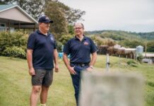 NSW Norco, 우유 가격 인상 발표 Norco CEO Michael Hampson with dairy farmer Andrew Wilson (Norco)_9news