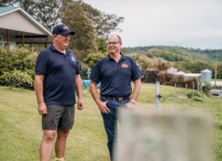 NSW Norco, 우유 가격 인상 발표 Norco CEO Michael Hampson with dairy farmer Andrew Wilson (Norco)_9news
