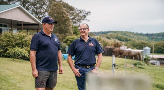 NSW Norco, 우유 가격 인상 발표 Norco CEO Michael Hampson with dairy farmer Andrew Wilson (Norco)_9news