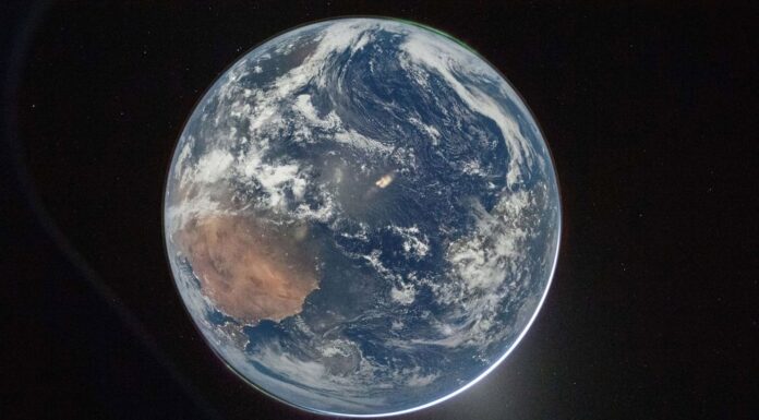 달 향하는 아르테미스2호, 지구 촬영 The first photo taken by commander Reid Wiseman shows a curved slice of Earth in one of the capsule’s windows. (AP)_9news