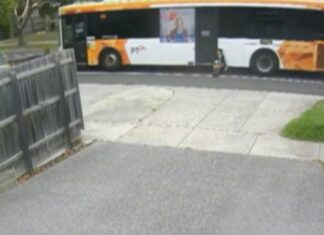 멜버른 초등학생, 버스 문에 끼인 채 도로에 350m 끌려가 The 12-year-old became caught in the automatic bus doors on March 16. His mother released the vision on social media. (Instagram)_9news