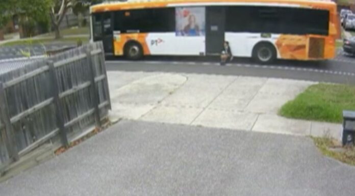 멜버른 초등학생, 버스 문에 끼인 채 도로에 350m 끌려가 The 12-year-old became caught in the automatic bus doors on March 16. His mother released the vision on social media. (Instagram)_9news