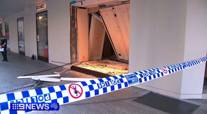 브리즈번 명품매장 차량 돌진 절도 사건 The highly planned robbery was over in minutes, with police now hunting the bandits. (Nine)