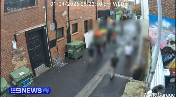 빅토리아, 질롱 골목서 10대 집단 폭행…14세 3명 체포 Police have arrested three 14-year-old males and are searching for others. (Nine)