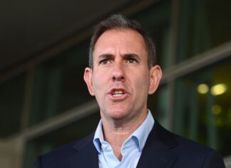 호주, 1000달러 세금 공제 시행 7월로 연기 Treasurer Jim Chalmers said the federal government was ‘helping out where we can’. Picture NewsWire John Gass_NEWS.COM.AU