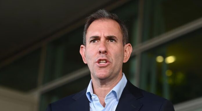 호주, 1000달러 세금 공제 시행 7월로 연기 Treasurer Jim Chalmers said the federal government was ‘helping out where we can’. Picture NewsWire John Gass_NEWS.COM.AU