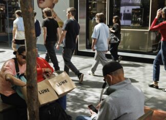 호주 인플레이션 소폭 완화에도 ‘가격 고통’ 지속 전망… Inflation has eased for the first time since last year. (Max Mason-Hubers)_9news