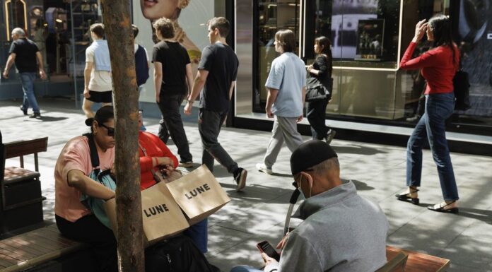 호주 인플레이션 소폭 완화에도 ‘가격 고통’ 지속 전망… Inflation has eased for the first time since last year. (Max Mason-Hubers)_9news