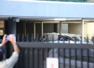 호주 최고 부호 지나 라인하트, 호주 전쟁 영웅 벤 로버츠-스미스 기소에 3억 달러 수사 ‘정당성’ 논란 점화 Ben Roberts-Smith leaves Mascot Police Station after being arrested yesterday. (Dominic Lorrimer)_9news