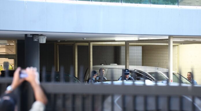 호주 최고 부호 지나 라인하트, 호주 전쟁 영웅 벤 로버츠-스미스 기소에 3억 달러 수사 ‘정당성’ 논란 점화 Ben Roberts-Smith leaves Mascot Police Station after being arrested yesterday. (Dominic Lorrimer)_9news