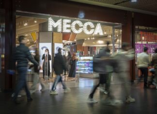 호주 화장품 대기업 메카, 재무 보고서 지연으로 $594,000상당 벌금 부과 Mecca has been handed an almost $600,000 fine for failing to lodge audited financial reports. (Eamon Gallagher)_9news