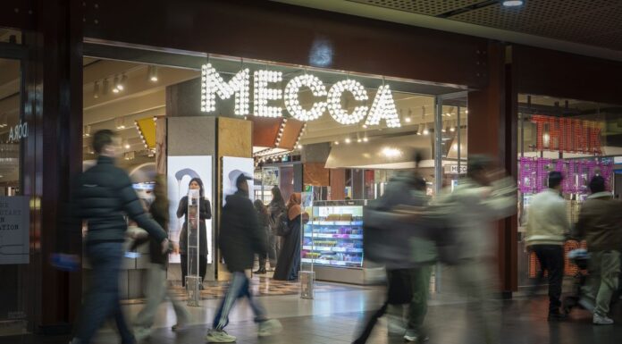 호주 화장품 대기업 메카, 재무 보고서 지연으로 $594,000상당 벌금 부과 Mecca has been handed an almost $600,000 fine for failing to lodge audited financial reports. (Eamon Gallagher)_9news