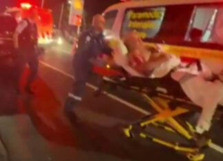 센트럴 코스트 롱제티 중국식당 강도 미수 사건, 손님 2명 흉기에 부상 Both diners were taken to hospital after allegedly being stabbed. (Nine)