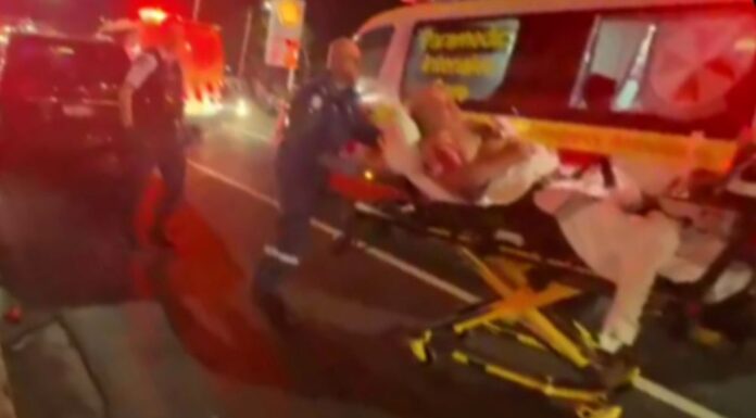 센트럴 코스트 롱제티 중국식당 강도 미수 사건, 손님 2명 흉기에 부상 Both diners were taken to hospital after allegedly being stabbed. (Nine)