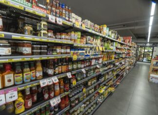 호주 전국 “대형 슈퍼마켓에 속고 있다”는 인식 확산 Comparing unit prices and be a gamechanger when it comes to saving on your grocery shop. (Eamon Gallagher)_9news