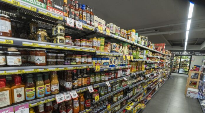 호주 전국 “대형 슈퍼마켓에 속고 있다”는 인식 확산 Comparing unit prices and be a gamechanger when it comes to saving on your grocery shop. (Eamon Gallagher)_9news