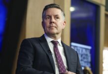 의사 되는 데 드는 비용, ‘의료 위기에 기여 Minister for Health and Ageing Mark Butler says the solution to the regional health crisis has been to rely on immigrant workers to fill the gaps. (Alex Ellinghausen))9news