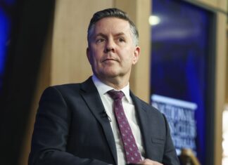 의사 되는 데 드는 비용, ‘의료 위기에 기여 Minister for Health and Ageing Mark Butler says the solution to the regional health crisis has been to rely on immigrant workers to fill the gaps. (Alex Ellinghausen))9news