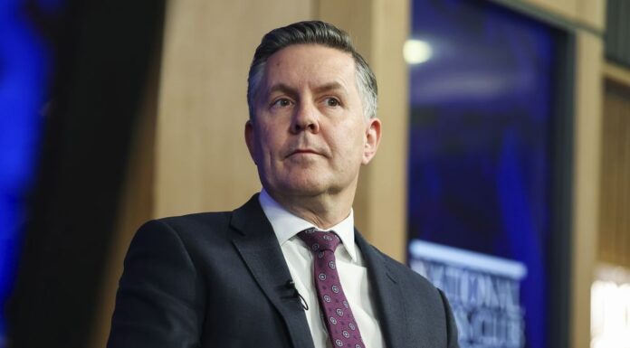 의사 되는 데 드는 비용, ‘의료 위기에 기여 Minister for Health and Ageing Mark Butler says the solution to the regional health crisis has been to rely on immigrant workers to fill the gaps. (Alex Ellinghausen))9news