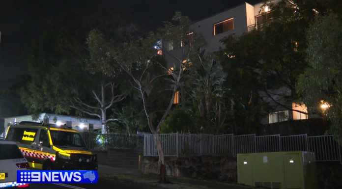 시드니 카슬힐 아파트 발코니 추락 사망 사건발생 Neighbours have described waking to screams after a man died in a suspected balcony fall in Castle Hill. (Nine)_9news