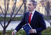호주 정부 세금 개혁, 시작 전부터 난항… 녹색당 ‘신중론’ 속 야당은 ‘폐기’ 천명 Treasurer Jim Chalmers handed down his budget last week. (Hilary WardhaughGetty Images)_9news