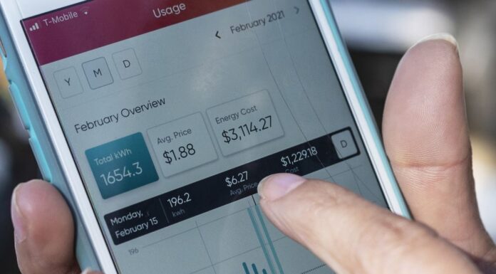 전기세·가스비 폭등에 호주 가정 겨울나기 변화 확산 73.3 per cent of Australians are not on their retailer's cheapest offer, ACCC data shows. (AP)_9news
