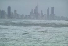 선샤인 코스트~NSW 해안 대형 파도 경보 발령 Dangerous conditions are expected to ease over the weekend. (9News)