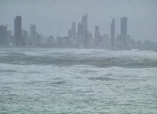선샤인 코스트~NSW 해안 대형 파도 경보 발령 Dangerous conditions are expected to ease over the weekend. (9News)